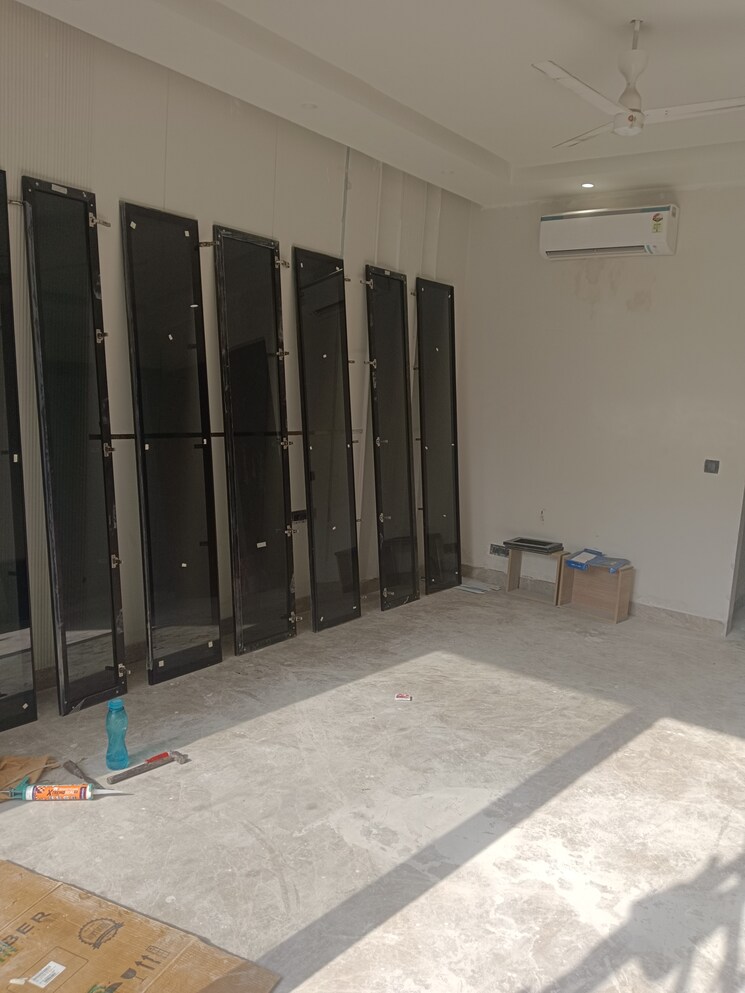 Room, sukhdev vihar 4 Bedroom 300 Sq.Yd. Builder Floor In Sukhdev Vihar Delhi 8272480