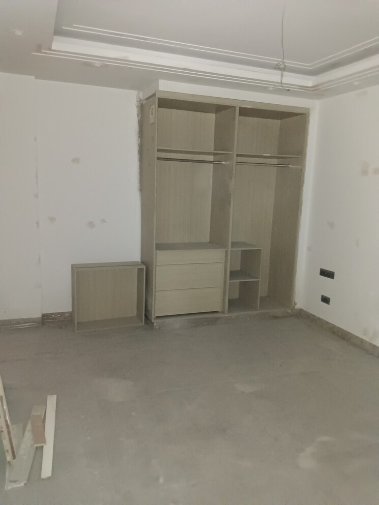 Room, uday park 3 Bedroom 214 Sq.Yd. Builder Floor In Uday Park Delhi 8272489