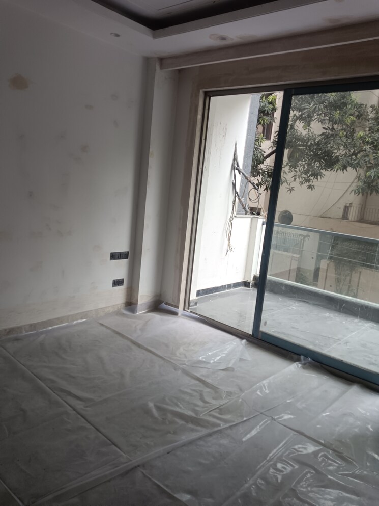 Room, uday park 3 Bedroom 214 Sq.Yd. Builder Floor In Uday Park Delhi 8272489