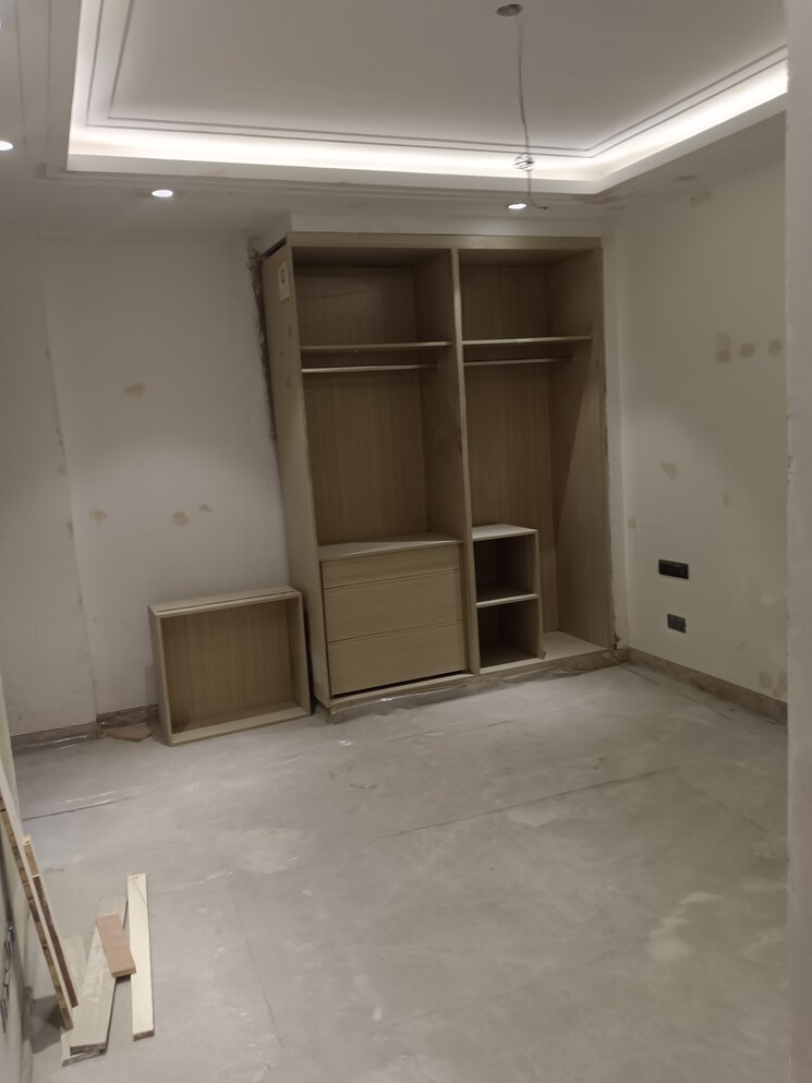 Room, uday park 3 Bedroom 214 Sq.Yd. Builder Floor In Uday Park Delhi 8272489