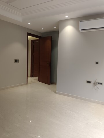 Room in 3 BHK Builder Floor at Safdarjung Enclave – for Sale
