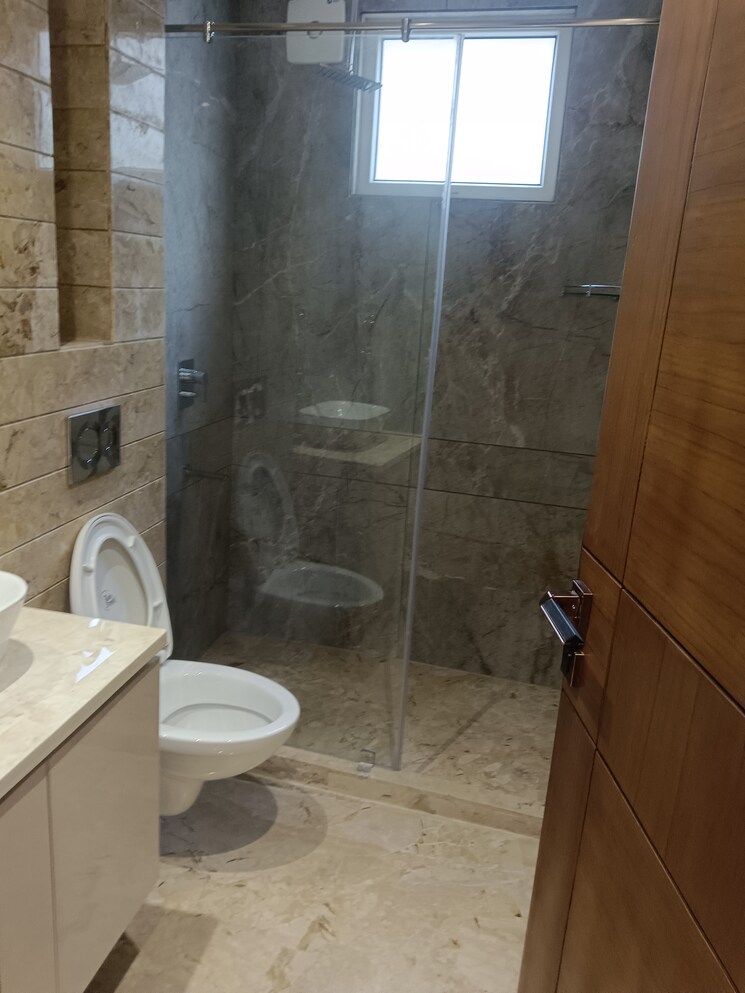 Bathroom, safdarjung enclave 3 Bedroom 214 Sq.Yd. Builder Floor In Safdarjung Enclave Delhi 8272503