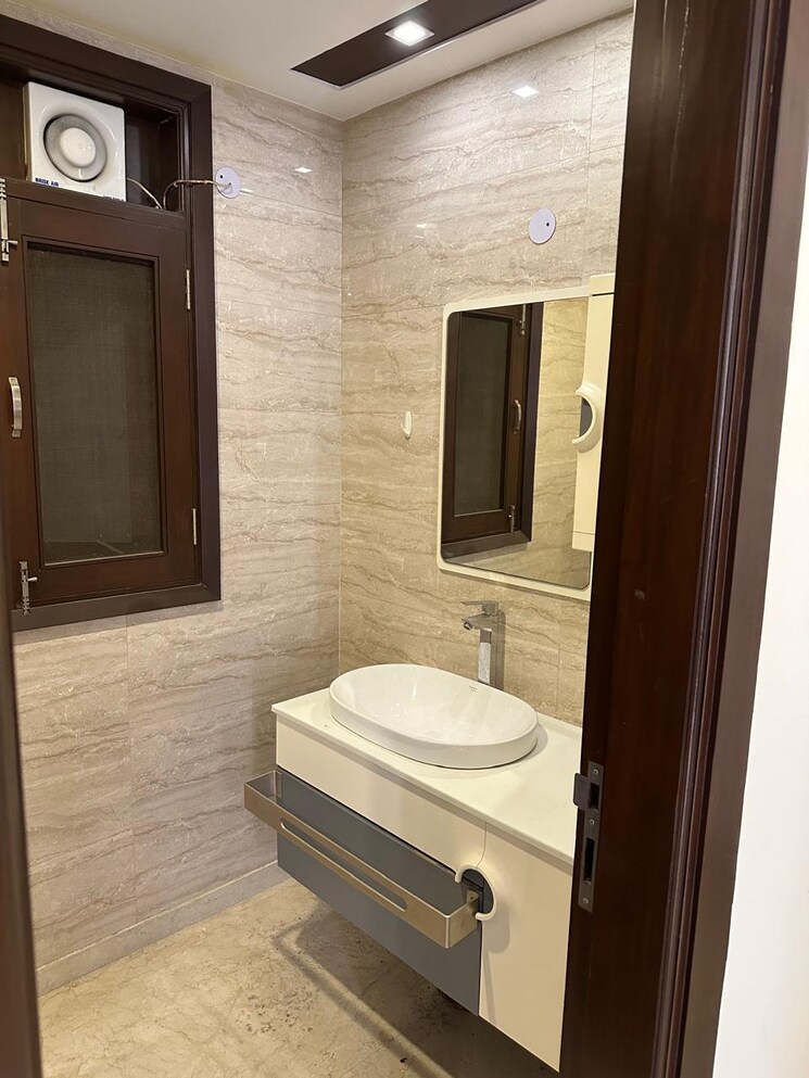 Attached Bathroom, gulmohar park 3 Bedroom 200 Sq.Yd. Builder Floor In Gulmohar Park Delhi 8272505