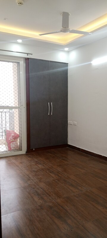 Room in 2.5 BHK Apartment at Prateek Grand Paeonia, Krishna Vihar – for Rent