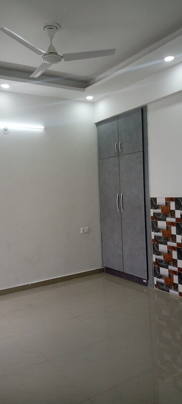 Room in 2.5 BHK Apartment at Prateek Grand Paeonia, Krishna Vihar – for Rent