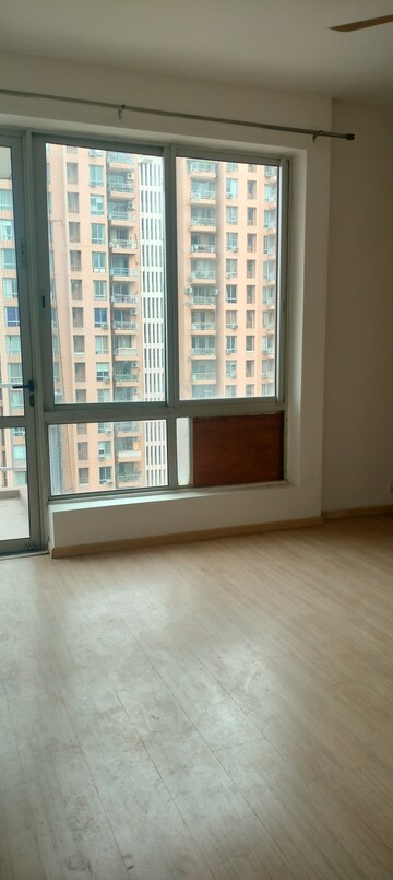 Room in 3 BHK Apartment at Pioneer Park Phase 1, Sector 61 – for Rent