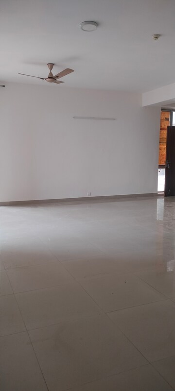 Room in 3 BHK Apartment at Pioneer Park Phase 1, Sector 61 – for Rent
