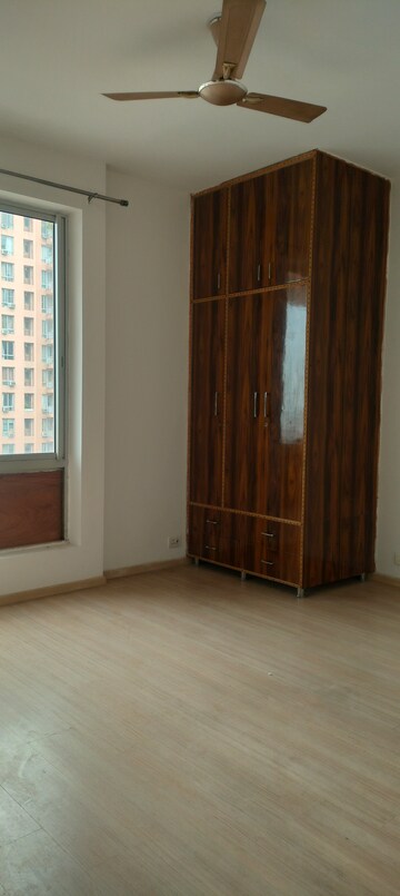 Room in 3 BHK Apartment at Pioneer Park Phase 1, Sector 61 – for Rent