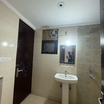 Bathroom in 4 BHK Builder Floor at Green Fields Colony – for Rent