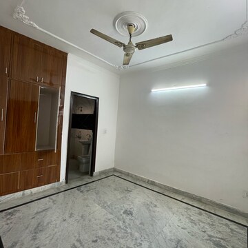 Room in 2 BHK Builder Floor at Green Fields Colony – for Rent