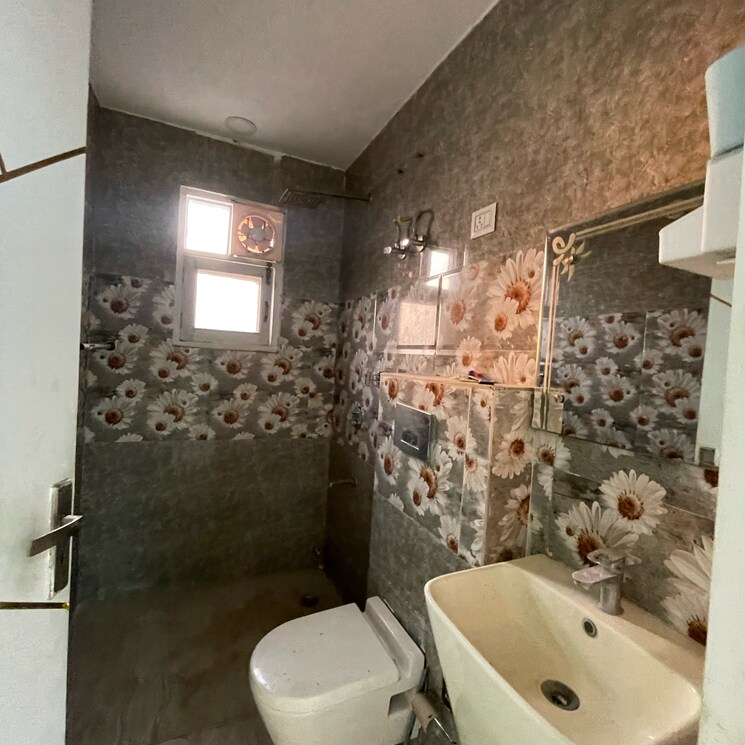 Bathroom, green fields colony 3 Bedroom 1800 Sq.Ft. Builder Floor In Green Fields Colony Faridabad 8272735