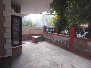 Parking in 3 BHK Builder Floor at SS Southend Floors, South City 2 – for Rent