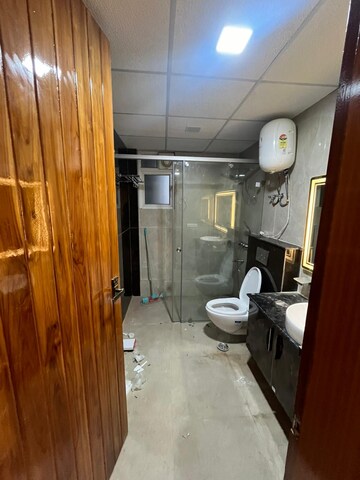 Bathroom in 4 BHK Apartment at Tulsiani Golf View, Gomti Nagar – for Rent