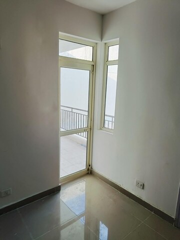 Room in 2 BHK Apartment at Suncity Avenue 76, Sector 76 – for Sale