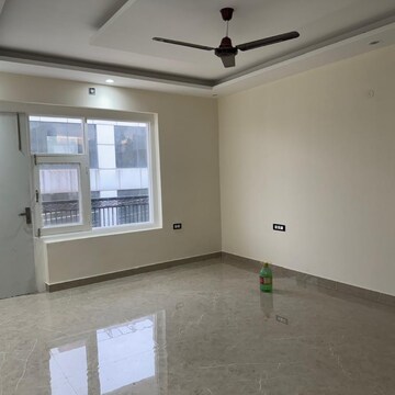 Room in 5 BHK Builder Floor at Sector 42 – for Rent