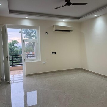 Room in 5 BHK Builder Floor at Sector 42 – for Rent