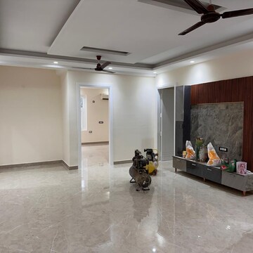 Room in 5 BHK Builder Floor at Sector 42 – for Rent