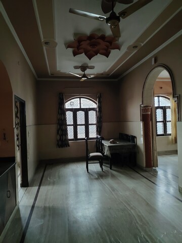 Room in 3 BHK Builder Floor at Sector 2 – for Rent
