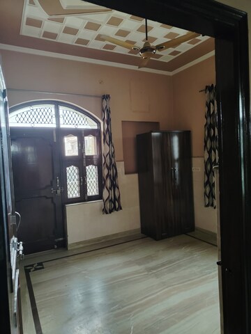 Room in 3 BHK Builder Floor at Sector 2 – for Rent
