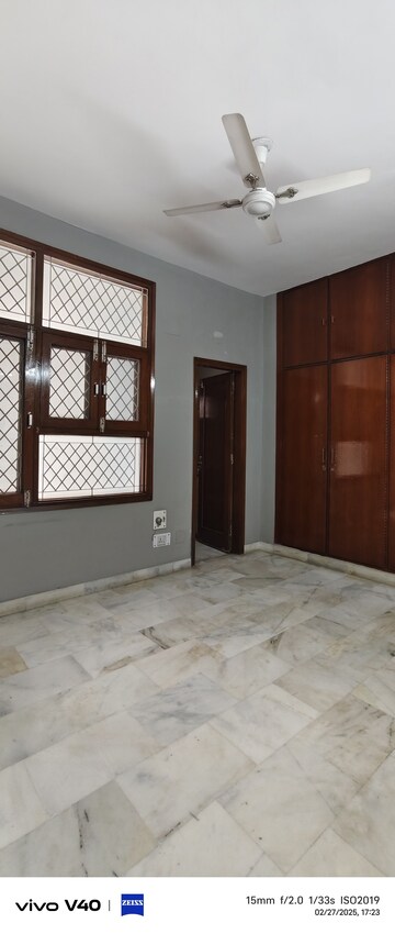 Room in 2 BHK Apartment at Safdarjang Enclave – for Rent