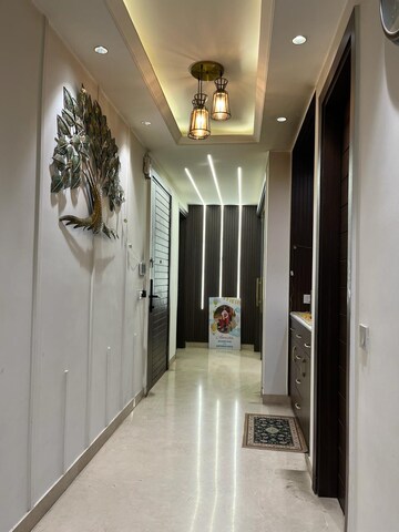 Building Lobby in 3 BHK Builder Floor at Ansal Sushant Lok I, Sector 43 – for Rent