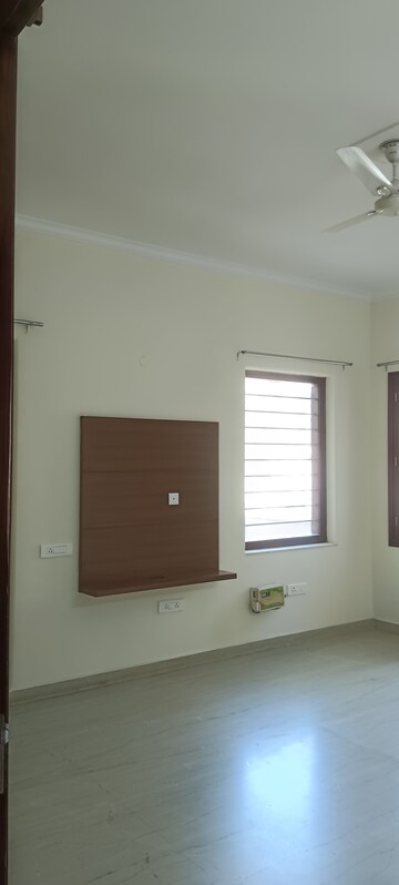 Room in 5 BHK Independent House at Sector 15 – for Rent