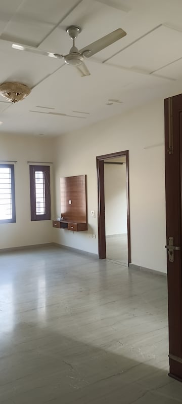 Room in 5 BHK Independent House at Sector 15 – for Rent