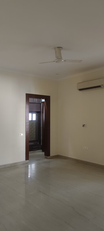 Room in 5 BHK Independent House at Sector 15 – for Rent