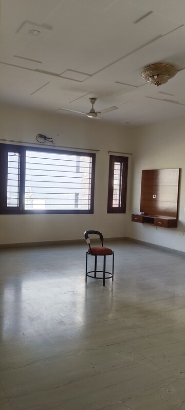 Room in 5 BHK Independent House at Sector 15 – for Rent