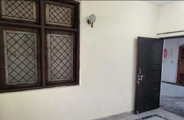 Room in 2 BHK Apartment at Hazratganj – for Rent