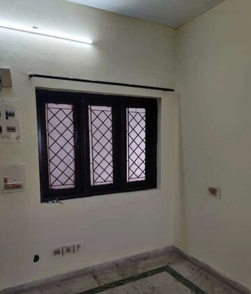 Room in 2 BHK Apartment at Hazratganj – for Rent