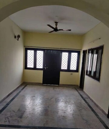 Room in 2 BHK Apartment at Hazratganj – for Rent