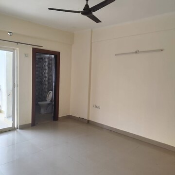 Room in 3 BHK Apartment at Supertech Cape Town, Sector 74 – for Rent