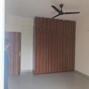 Room in 3 BHK Apartment at Supertech Cape Town, Sector 74 – for Rent