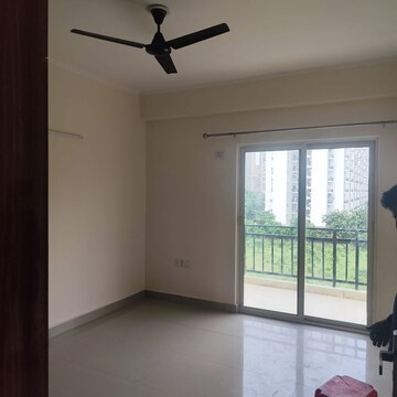 Room in 3 BHK Apartment at Supertech Cape Town, Sector 74 – for Rent