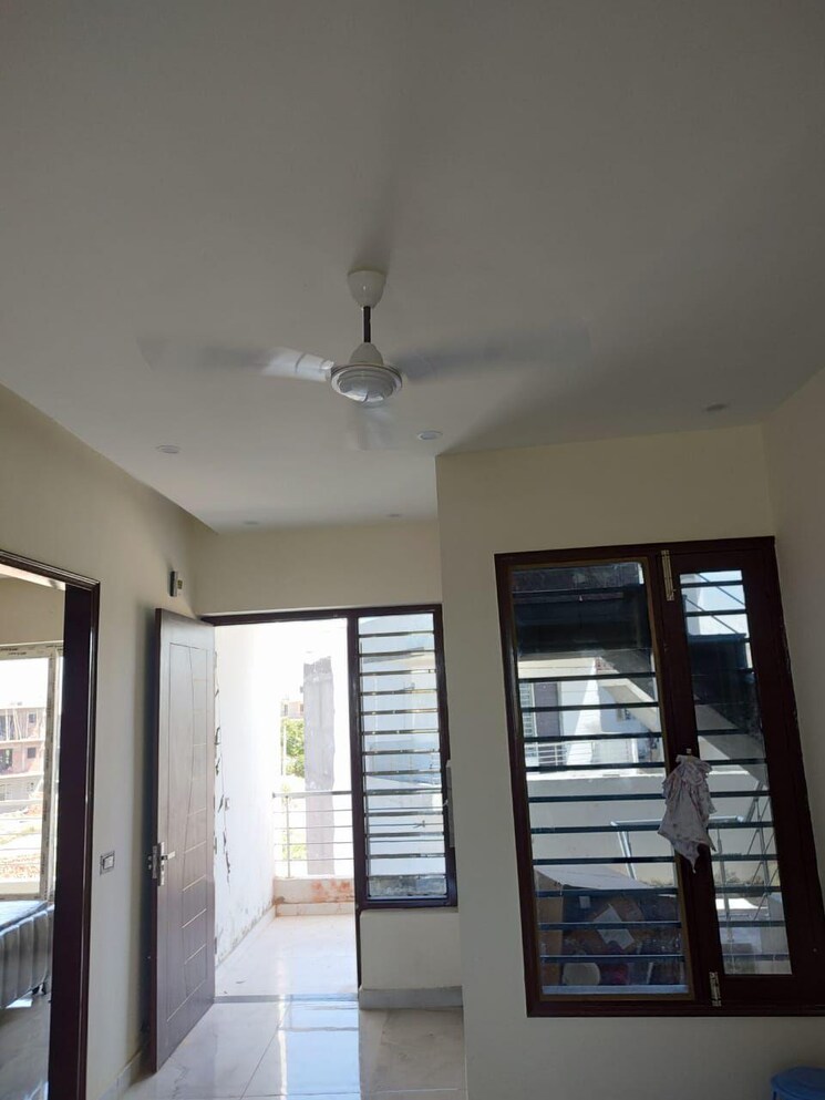 Room, bhago majra road 2 Bedroom 113 Sq.Yd. Apartment In Bhago Majra Road Kharar 8275359