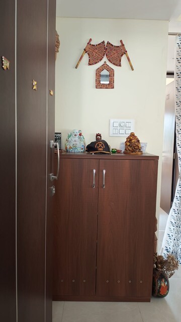 Furnished Amenities in 3 BHK Apartment at Lulla Nagar – for Sale