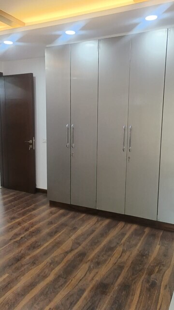 Room in 3 BHK Builder Floor at Defence Colony – for Rent