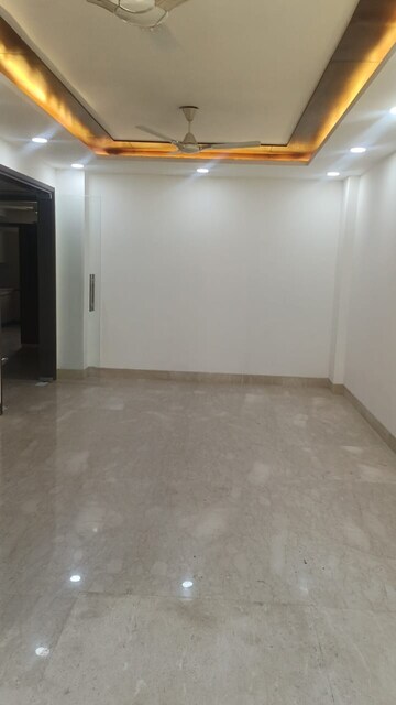 Room in 3 BHK Builder Floor at Defence Colony – for Rent
