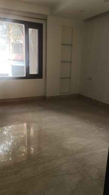 Room in 3 BHK Builder Floor at Defence Colony – for Rent