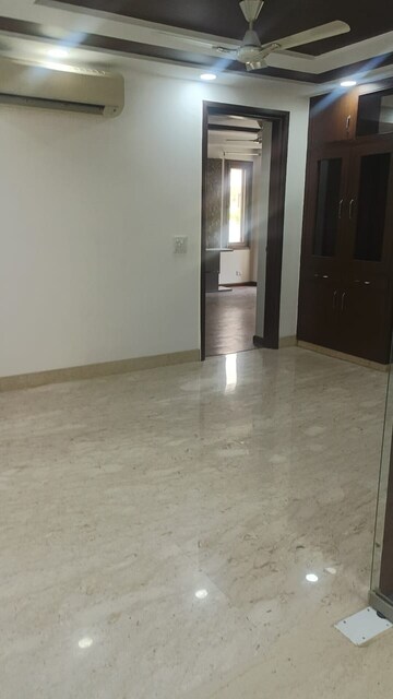 Room in 3 BHK Builder Floor at Defence Colony – for Rent