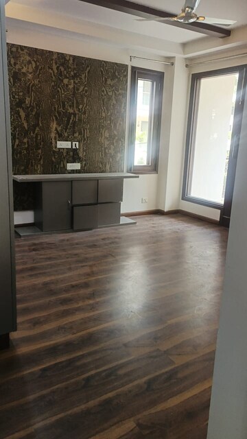 Room in 3 BHK Builder Floor at Defence Colony – for Rent