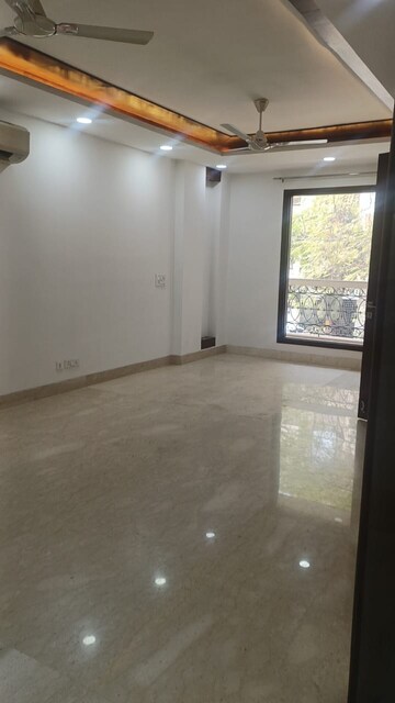 Room in 3 BHK Builder Floor at Defence Colony – for Rent
