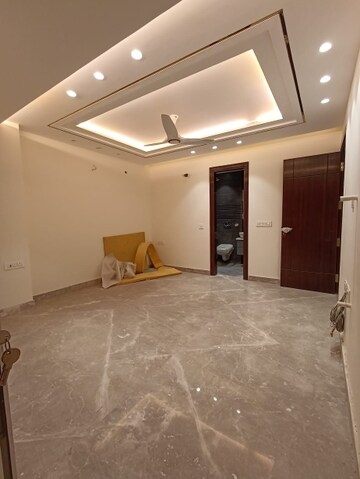 Room in 3.5 BHK Builder Floor at Paschim Vihar – for Rent