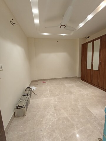 Room in 3.5 BHK Builder Floor at Paschim Vihar – for Rent