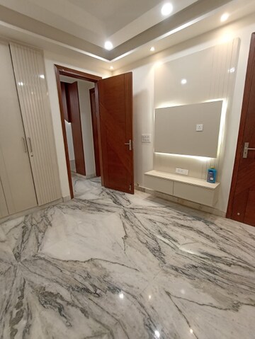 Room in 3 BHK Builder Floor at Paschim Vihar – for Rent