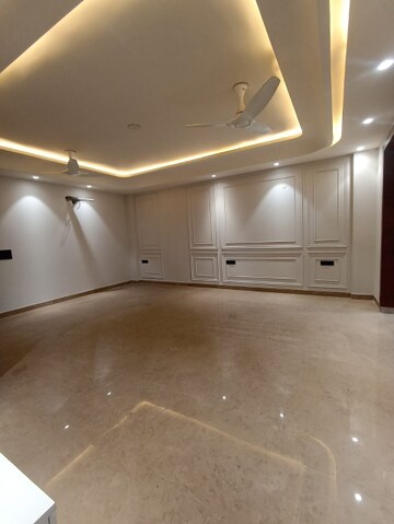 Room in 3 BHK Builder Floor at Paschim Vihar – for Rent