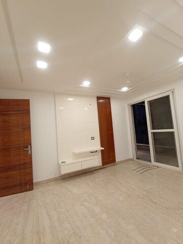 Room in 3 BHK Builder Floor at Paschim Vihar – for Rent