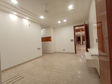 Room in 3 BHK Builder Floor at Paschim Vihar – for Rent
