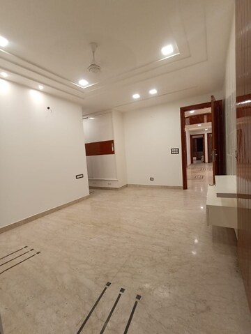 Room in 3 BHK Builder Floor at Paschim Vihar – for Rent